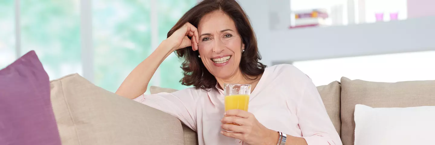 Frau mit einem Glas gefüllt mit Saft